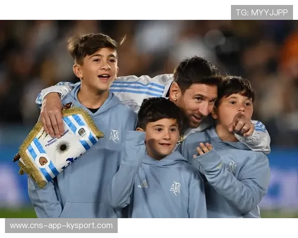 曼联15岁小梅西破门，弗格森现场观战称赞天才表现