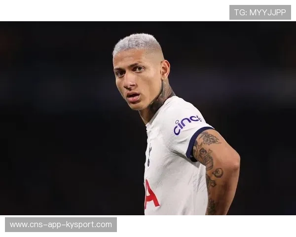 热刺通过无球跑动撕开缝隙，理查利森连续抢下关键点